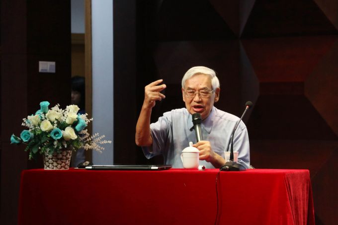 图为曾永义教授演讲.JPG