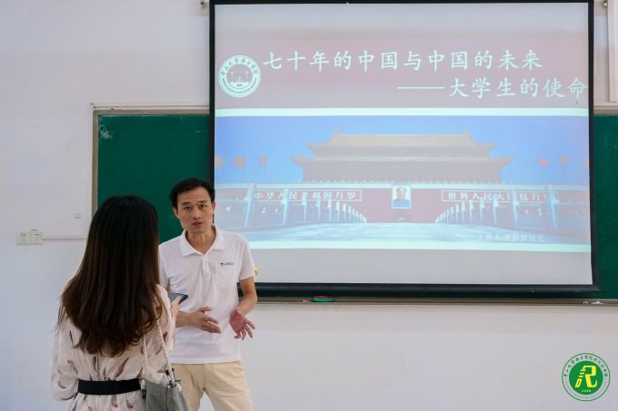 接受采访.jpg