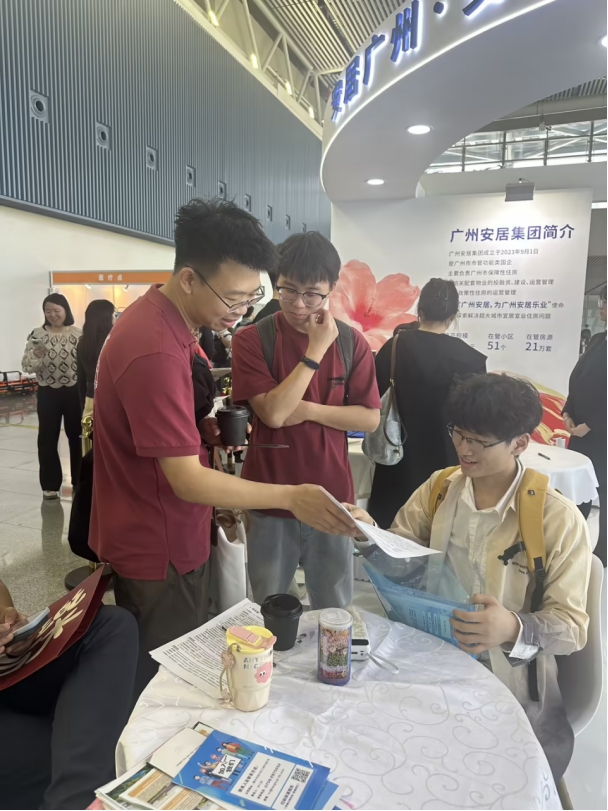 校领导率队参加“百万英才汇南粤” 2026年春季大型综合招聘会-广州南方学院