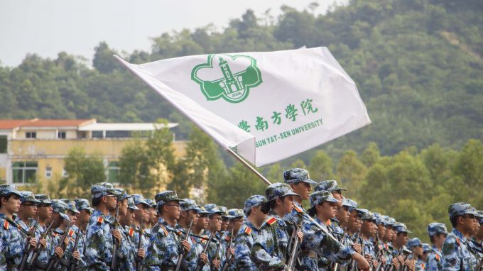 2016级学生军训阅兵严阵以待.jpg
